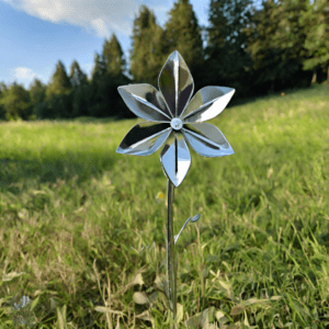 fiore di acciaio che rimanda alla sostenibilità ambientale
